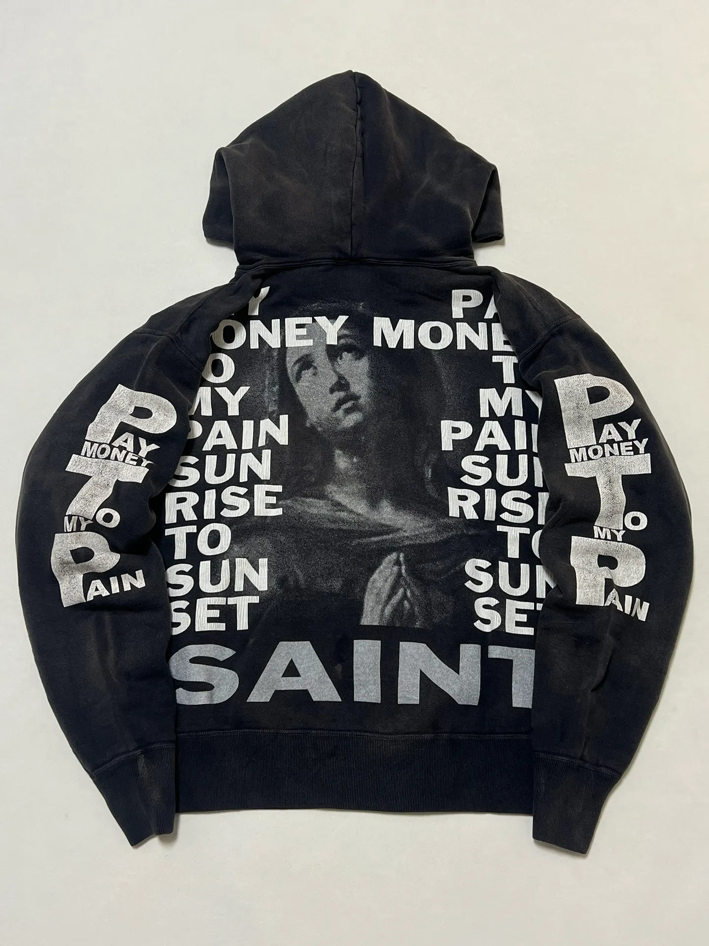 SAINT Mxxxxxx × PAY MONEY TO MY PAIN PTP_HOODIE/BRAND MONEY/BLK Co-branded PTP Virgin Mary dollar hoodie Washed black S-XL Assute dyeing The whole piece is sprayed with horse fade Mold customization joint main mark/washed mark Factory four-needle and six-thread workmanship No bone seams More comfortable to wear Repeated modification of proofing Authentic grade crack printing VINTAGE value is full